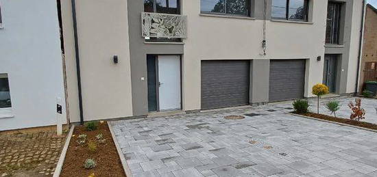 Maison neuve avec double garage et jardin