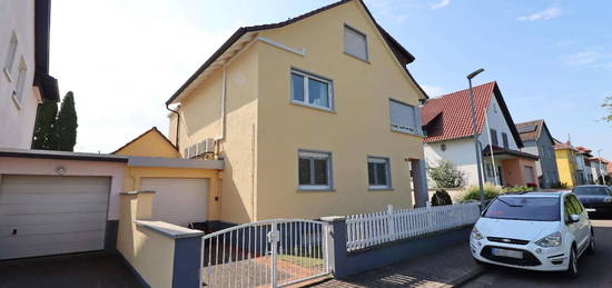 Modernisiertes Zweifamilienhaus mit großem Grundstück in frequentierter Lage von Groß-Rohrheim