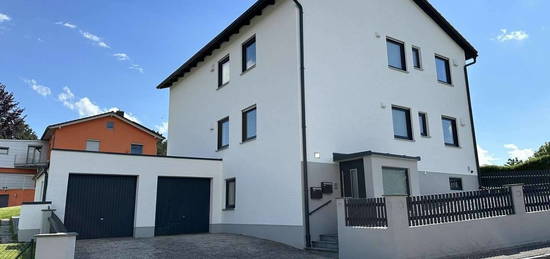 Erstbezug nach Kernsanierung - Moderne 3-Zimmer-Wohnung mit Garage, Balkon und tollem Ausblick