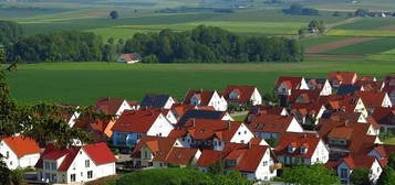 Zweifamilienhaus mit Anbau und Balkon