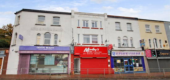 Flat to rent in High Street, Swanley BR8