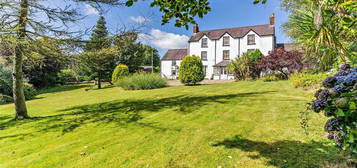 6 bed detached house for sale