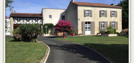 Dpt Charente Maritime (17), à vendre proche de SAINT JEAN D'ANGELY MAISON P9 sur 4700m² de terrain avec garages