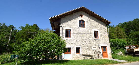 Maison en pierre dans environnement calme 5 pièces 125 M2 Proche autoroute d'éloise