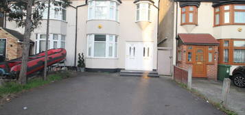 Maisonette to rent in South Street, Romford RM1