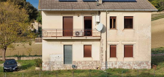 Struttura indipendente e giardino, terreno, garage