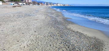 Alloggio con terrazza a pochi passi dal mare