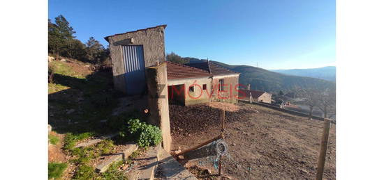 VENDE-SE MORADIA RÚSTICA PARA RESTAURAR EM TERRENO DE 1837 M2.