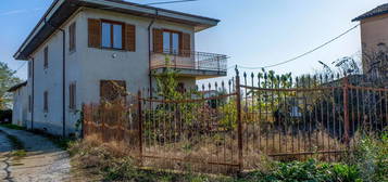 Casa indipendente in vendita in via Castelletto, 39