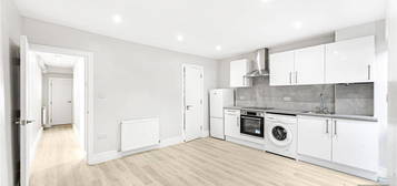 Flat to rent in Glyn Road, Clapton, Hackney, London E5