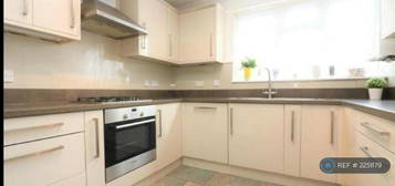 2 bedroom maisonette