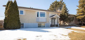 4723 N 47th Ave, Lacombe, AB T4L 1T9