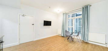 Studio to rent in Queen's Gate, London SW7