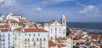 Prédio Típico para Reabilitar em Alfama com Vista Rio e Potencial d...