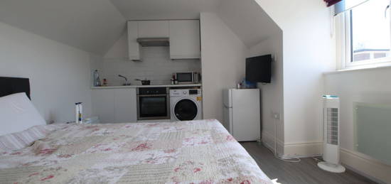 Studio to rent in Finchley Road, London NW3