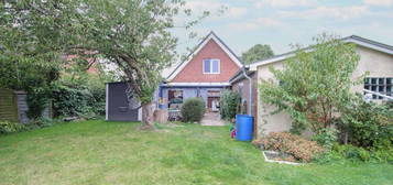 Familienidyll mit großem Garten, Pool, Solaranlage und einer Garage in Feldrandlage