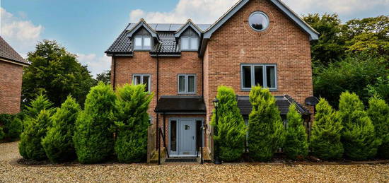 5 bedroom detached house