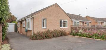 Semi-detached bungalow to rent in Willow Road, Banbury OX16