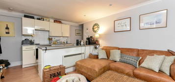 Flat to rent in Mallinson Road, London SW11