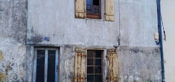 Maison de bourg à rénover complètement - Emplacement de choix à Sauveterre-de-Guyenne