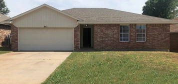 612 NW 21st St, Moore, OK 73160