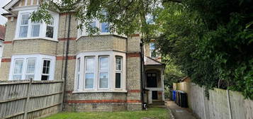 Flat to rent in London Road, High Wycombe, Buckinghamshire HP11