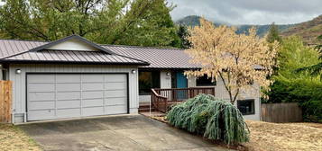 550 Fernwood Dr, Ashland, OR 97520