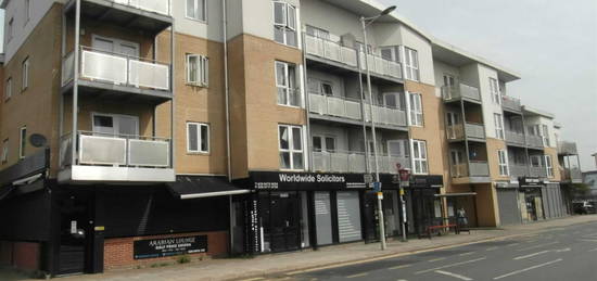 Flat to rent in High Road, Ilford IG1