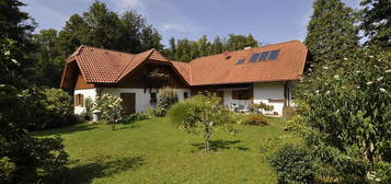 Großzügiger Bungalow in L-Form mit Einliegerwohnung auf über 2000m² großem Grundstück