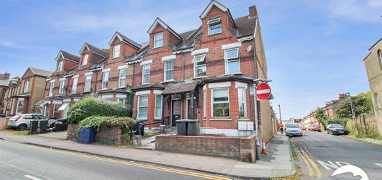 Maisonette to rent in Windmill Street, Gravesend DA12