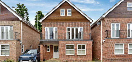 5 bedroom link detached house