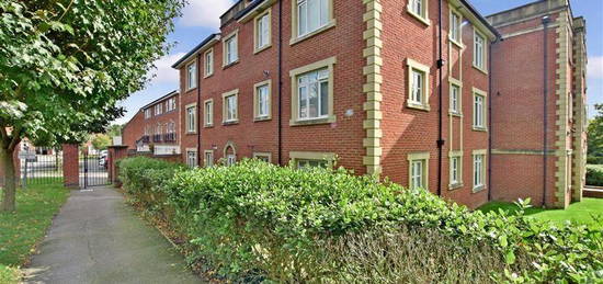 Flat to rent in Reed Drive, Redhill RH1