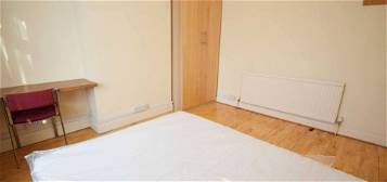 Room to rent in Clovelly Ave, Colindale NW9