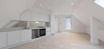 Flat to rent in Imperial House, 8 Queens Road, Buckhurst Hill IG9