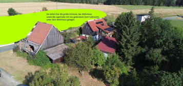 Bauernhaus mit Nebengebäuden und 2,5 ha Grünland