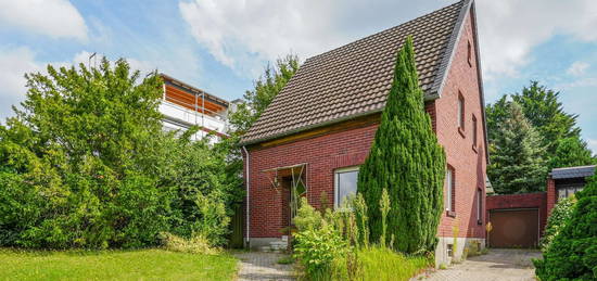 Freistehendes Einfamilienhaus mit sonnigem Grundstück!