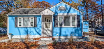 15 Jerome Rd, Sound Beach, NY 11789