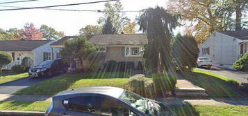 33 Eagle St, Iselin, NJ 08830