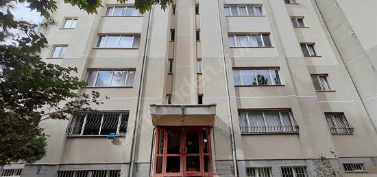 Çayyolu Pazarı Yakını Güneş Sitesi'nde Yapılı Kiralık 3+1 Daire