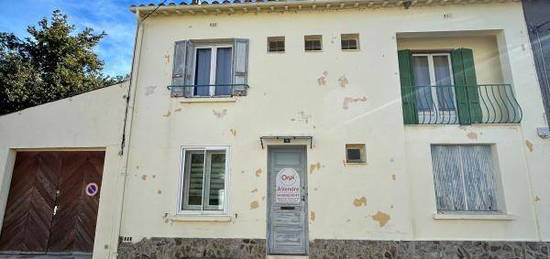 Maison à rénover avec garage et jardin