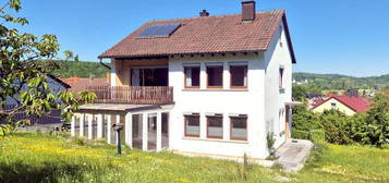 Grandioser Ausblick gefällig? Wohnhaus mit großem Garten und drei Garagen