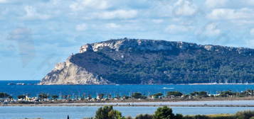 Zona Pitz'e Serra: Quadrilocale con vista mare