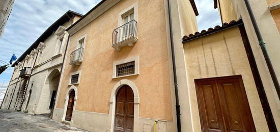 Casa indipendente in vendita in  Arco e Via del Capro, 1