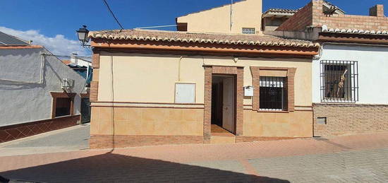 Casa adosada en calle Logroño en Zubia (La)