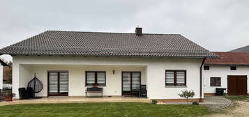 Einfamilienhaus mit Terrasse und Garten sowie Garage und Stellplatz in Berg im Gau