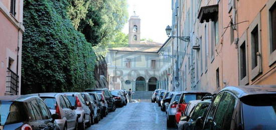 Bilocale ottimo stato, primo piano, Trastevere, Roma