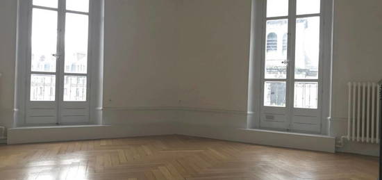 Appartement  à louer, 4 pièces, 2 chambres, 128 m²