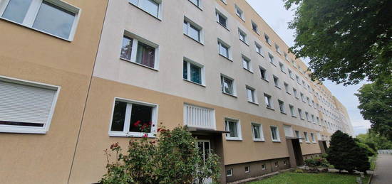 Drei Zimmer Wohnung mit Balkon im 1. Obergeschoss!