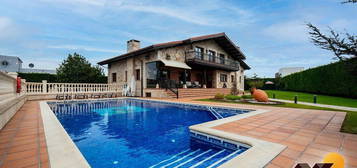 Chalet en calle Murillo en Alisal - Cazoña - San Román, Santander