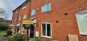 4 bed town house to rent